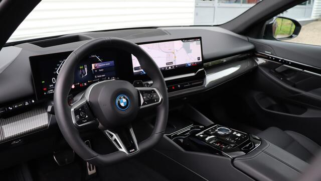 BMW 5-SERIE Touring 530e xDrive M-Sport Pro | Stoelventilatie | Harman/Kardon | Panoramadak | Head-up | Trekhaak | Carbon