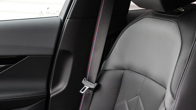 BMW 5-SERIE Touring 530e xDrive M-Sport Pro | Stoelventilatie | Harman/Kardon | Panoramadak | Head-up | Trekhaak | Carbon