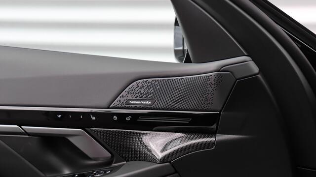 BMW 5-SERIE Touring 530e xDrive M-Sport Pro | Stoelventilatie | Harman/Kardon | Panoramadak | Head-up | Trekhaak | Carbon