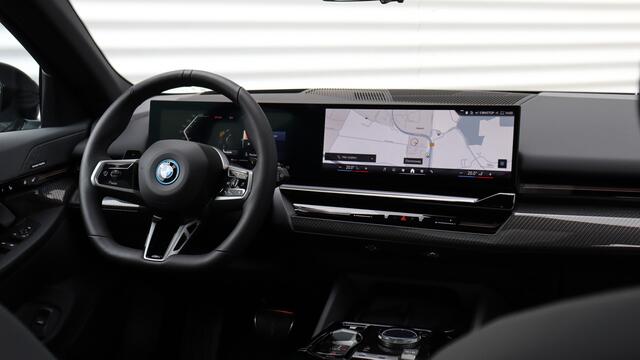 BMW 5-SERIE Touring 530e xDrive M-Sport Pro | Stoelventilatie | Harman/Kardon | Panoramadak | Head-up | Trekhaak | Carbon