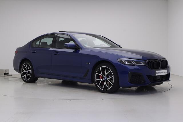 BMW 5-SERIE 530e High Executive | M-Sport Pro | Drive Assist Prof | Laser | Harman/Kardon | Schuif-/kantel Le Mans Blue Metallic Individual Special Request Lakkleur