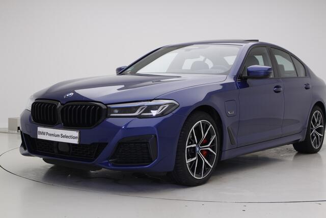BMW 5-SERIE 530e High Executive | M-Sport Pro | Drive Assist Prof | Laser | Harman/Kardon | Schuif-/kantel Le Mans Blue Metallic Individual Special Request Lakkleur