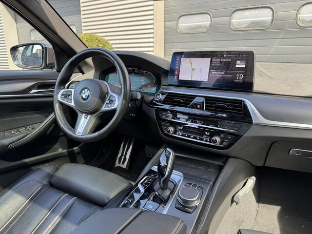 BMW 5-SERIE Touring 540d xDrive High Executive M-Sport | Panoramadak | Camera | Head-Up Display | 20 Inch Lichtmetalen Velgen |