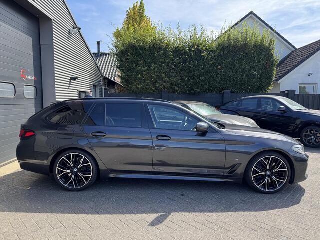 BMW 5-SERIE Touring 540d xDrive High Executive M-Sport | Panoramadak | Camera | Head-Up Display | 20 Inch Lichtmetalen Velgen |