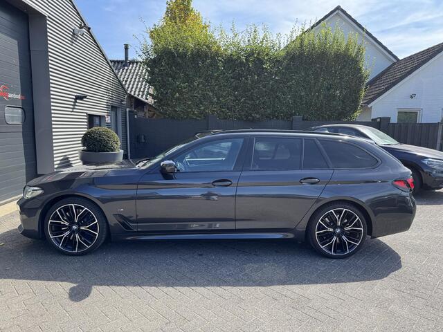 BMW 5-SERIE Touring 540d xDrive High Executive M-Sport | Panoramadak | Camera | Head-Up Display | 20 Inch Lichtmetalen Velgen |