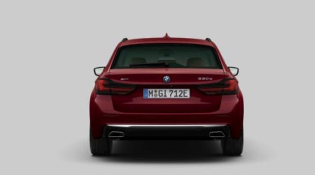 BMW 5-SERIE Touring 530e Business Edition Plus Luxury Line - Panoramadak - Comfort Access - Parking/Driving Assistant - Active protection - Active Cruise Control - Head up - Comfortstoelen - Elektrisch verwarmde voorstoelen -