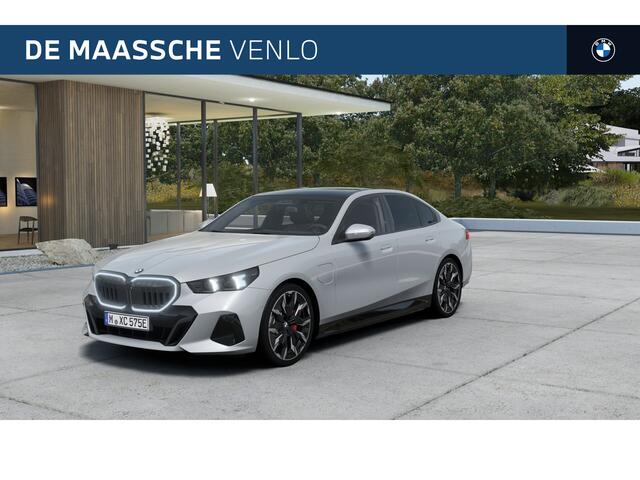 BMW 5-SERIE 530e M Sport Automaat / Panoramadak / Bowers & Wilkins / Adaptieve LED / Stoelventilatie / Parking Assistant Plus / Stoelventilatie / Comfort Access