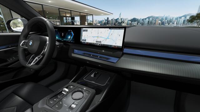 BMW 5-SERIE 530e M Sport Automaat / Panoramadak / Bowers & Wilkins / Adaptieve LED / Stoelventilatie / Parking Assistant Plus / Stoelventilatie / Comfort Access