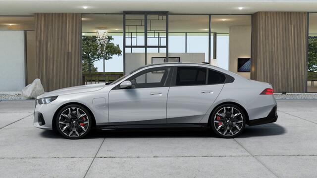 BMW 5-SERIE 530e M Sport Automaat / Panoramadak / Bowers & Wilkins / Adaptieve LED / Stoelventilatie / Parking Assistant Plus / Stoelventilatie / Comfort Access