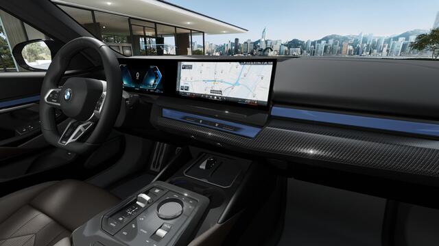 BMW 5-SERIE Touring 530e High Executive M Sport Automaat / Panoramadak / Adaptieve LED / Parking Assistant Plus / M Sportonderstel / Live Cockpit Professional / Stoelverwarming
