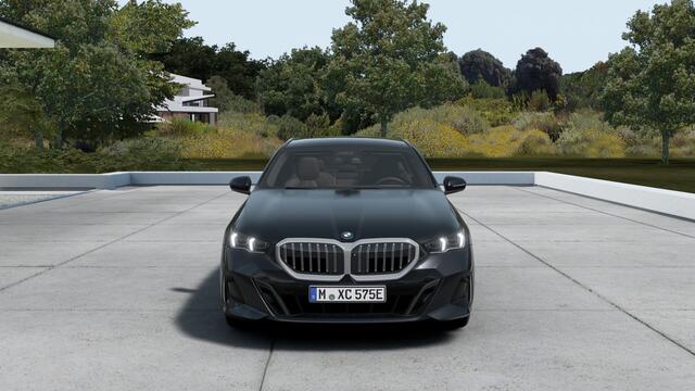 BMW 5-SERIE Touring 530e High Executive M Sport Automaat / Panoramadak / Adaptieve LED / Parking Assistant Plus / M Sportonderstel / Live Cockpit Professional / Stoelverwarming