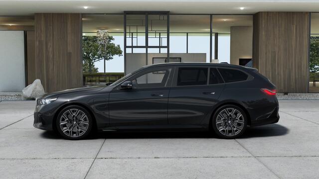 BMW 5-SERIE Touring 530e High Executive M Sport Automaat / Panoramadak / Adaptieve LED / Parking Assistant Plus / M Sportonderstel / Live Cockpit Professional / Stoelverwarming
