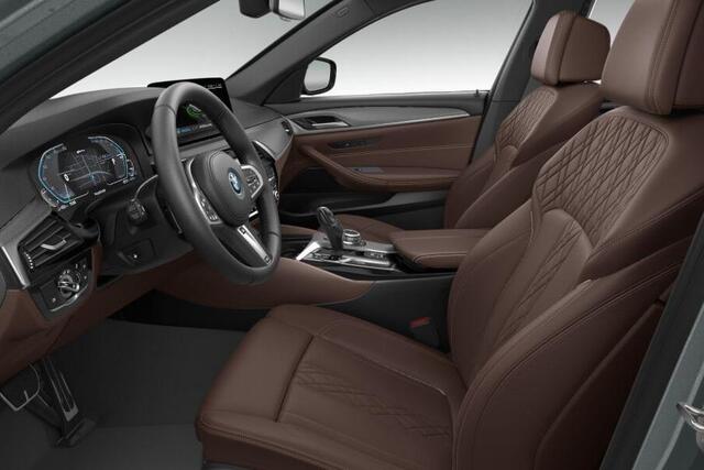 BMW 5-SERIE Touring 530e xDrive High Executive M-Sport Stuurwielrand Verwarming / Stoelverwarming voor & Achter / Adaptief Onderstel / Comfort Acces / Driving Assistant Prof / Laser Light / Head Up Display / Hifi