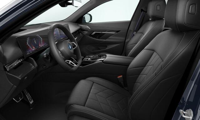 BMW 5-SERIE Touring 550e xDrive M Sportpakket Pro | Iconic Glow | Comfort Pack | Bowers & Wilkins | Travel Pack