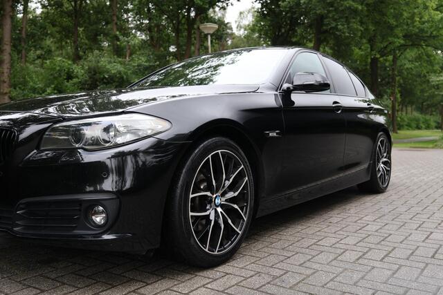 BMW 5-SERIE 520i Luxury Edition NL auto, Afn trekhaak, Comfortstoelen memory, Navi Pro, Achteruitrijcamera, Automatische Airco, Stoelverwarming, etc.