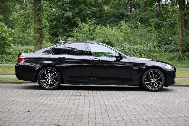 BMW 5-SERIE 520i Luxury Edition NL auto, Afn trekhaak, Comfortstoelen memory, Navi Pro, Achteruitrijcamera, Automatische Airco, Stoelverwarming, etc.