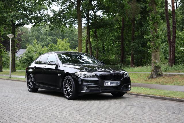BMW 5-SERIE 520i Luxury Edition NL auto, Afn trekhaak, Comfortstoelen memory, Navi Pro, Achteruitrijcamera, Automatische Airco, Stoelverwarming, etc.
