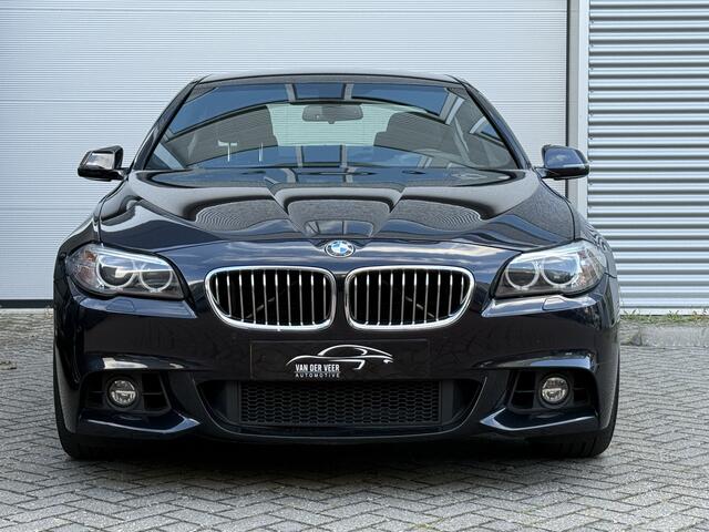 BMW 5-SERIE 520i M Sport Edition High Executive | M Sport | Origineel NL | Navi | Trekhaak | Carbon schwarz
