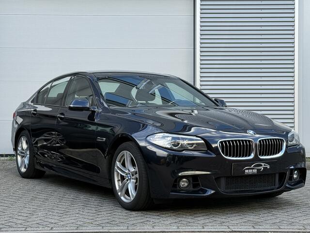 BMW 5-SERIE 520i M Sport Edition High Executive | M Sport | Origineel NL | Navi | Trekhaak | Carbon schwarz