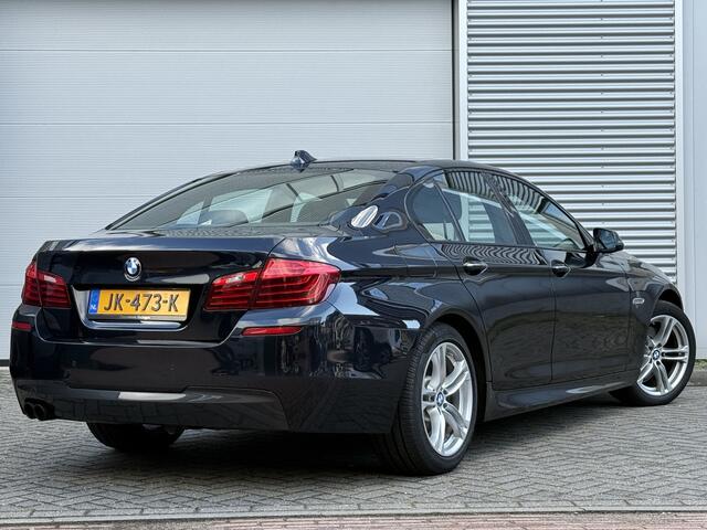 BMW 5-SERIE 520i M Sport Edition High Executive | M Sport | Origineel NL | Navi | Trekhaak | Carbon schwarz
