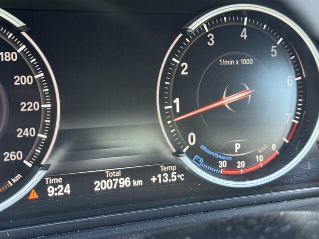 BMW 5-SERIE 520i M Sport Edition High Executive | M Sport | Origineel NL | Navi | Trekhaak | Carbon schwarz