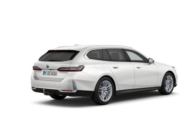 BMW 5-SERIE Touring 520i | Comfort Pack | Stuurwielrand verwarmd | Trekhaak | Driving Assistant Plus