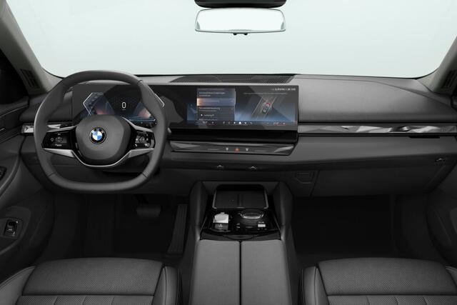 BMW 5-SERIE Touring 520i | Comfort Pack | Stuurwielrand verwarmd | Trekhaak | Driving Assistant Plus
