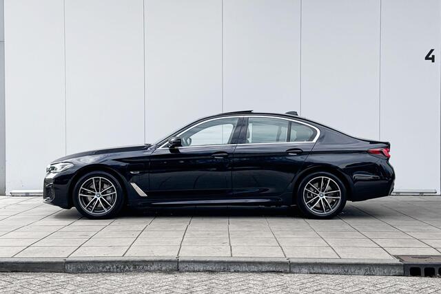 BMW 5-SERIE Sedan 545e xDrive M-Sport Co-Pilot Pack / Schuif- Kanteldak / Comfort Acces / Volledig Individuaal Interieur / Zonneschermen achter / Head Up Display / 4 zone Airco