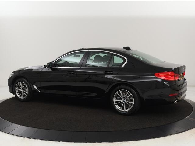 BMW 5-SERIE 530e iPerformance High Executive | Panoramadak | Automaat | Carplay | Navigatie | Leder | Stoelverwarming | Stoelventilatie | Sfeerverlichting | LED | PHEV | LMV 17 inch | Camera | Adaptive cruise |