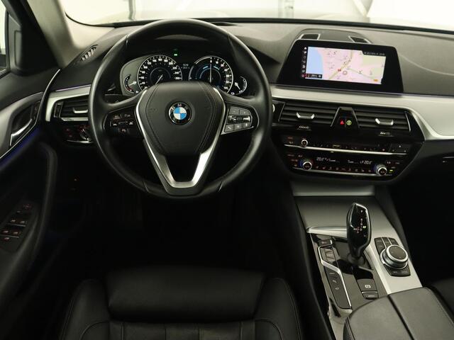 BMW 5-SERIE 530e iPerformance High Executive | Panoramadak | Automaat | Carplay | Navigatie | Leder | Stoelverwarming | Stoelventilatie | Sfeerverlichting | LED | PHEV | LMV 17 inch | Camera | Adaptive cruise |