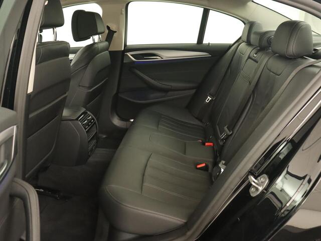 BMW 5-SERIE 530e iPerformance High Executive | Panoramadak | Automaat | Carplay | Navigatie | Leder | Stoelverwarming | Stoelventilatie | Sfeerverlichting | LED | PHEV | LMV 17 inch | Camera | Adaptive cruise |