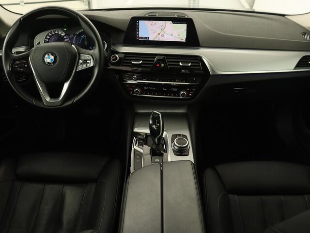 BMW 5-SERIE 530e iPerformance High Executive | Panoramadak | Automaat | Carplay | Navigatie | Leder | Stoelverwarming | Stoelventilatie | Sfeerverlichting | LED | PHEV | LMV 17 inch | Camera | Adaptive cruise |
