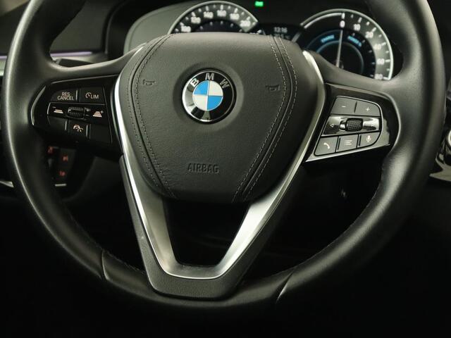 BMW 5-SERIE 530e iPerformance High Executive | Panoramadak | Automaat | Carplay | Navigatie | Leder | Stoelverwarming | Stoelventilatie | Sfeerverlichting | LED | PHEV | LMV 17 inch | Camera | Adaptive cruise |
