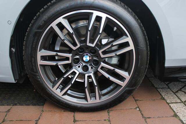 BMW 5-SERIE Touring 520i | M-SPORT INTERIEUR / EXTERIEUR | MULTIFUNCTIONELE SPORTSTOELEN, VOLLEDIG ELEKTRISCH MET GEHEUGEN | VOORSTOELEN VERWARMD / GEVENTILEERD | ACHTERBANK VERWARMD | HALF LEDER / HALF ALCANTARA BEKLEDING | GLAZEN PANORAMA DAK | HARMAN KARDON PREMIU