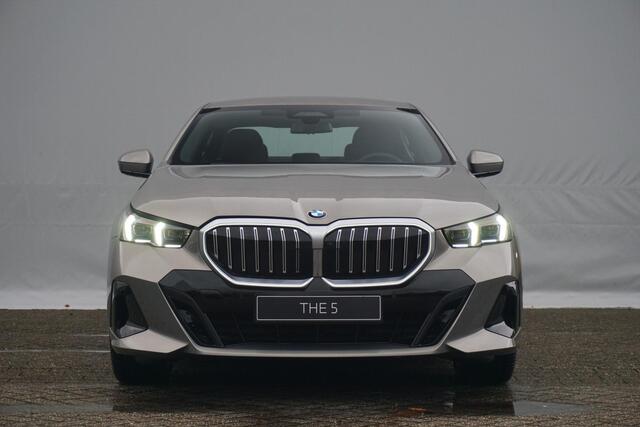 BMW 5-SERIE Sedan 520i | M Sportpakket | Equipment Pack Professional | Travel Pack | Comfort Pack - Hi Five