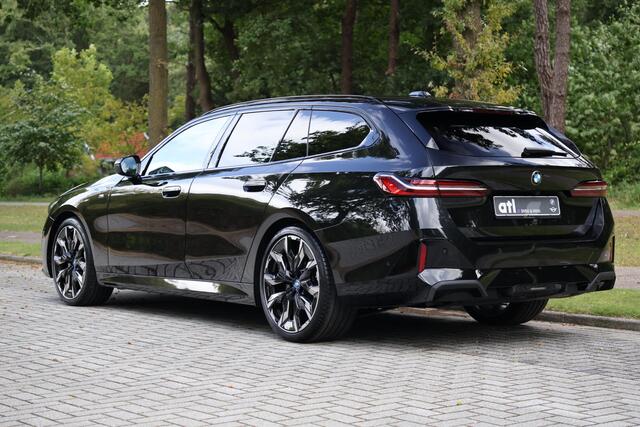 BMW 5-SERIE Touring 540d xDrive M-sport | Pano | HUD | Bowers & Wilkins | Keyless | 21" | Iconic Glow | 360 | Standkachel | Adap Cruise | Veganza Zwart interieur | etc.