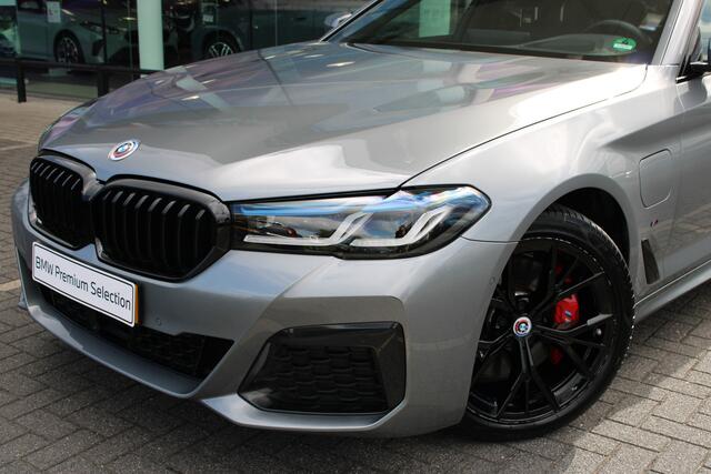 BMW 5-SERIE 530e High Executive M Sport Automaat / Schuif-kanteldak / Trekhaak / Laserlight / Achteruitrijcamera / Stoelventilatie / Head-Up / Active Steering