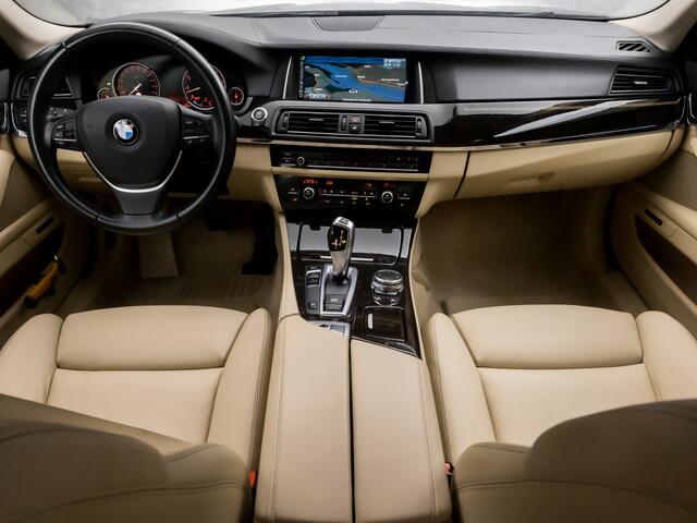 BMW 5-SERIE 535i High Executive 306Pk Automaat (VIRTUAL COCKPIT, 6 CILINDER, GROOT NAVI, GETINT GLAS, MEMORY SEATS, LEDER, STOELVERWARMING, CAMERA, HARMAN/KARDON, XENON, NIEUWE APK, NIEUWSTAAT)