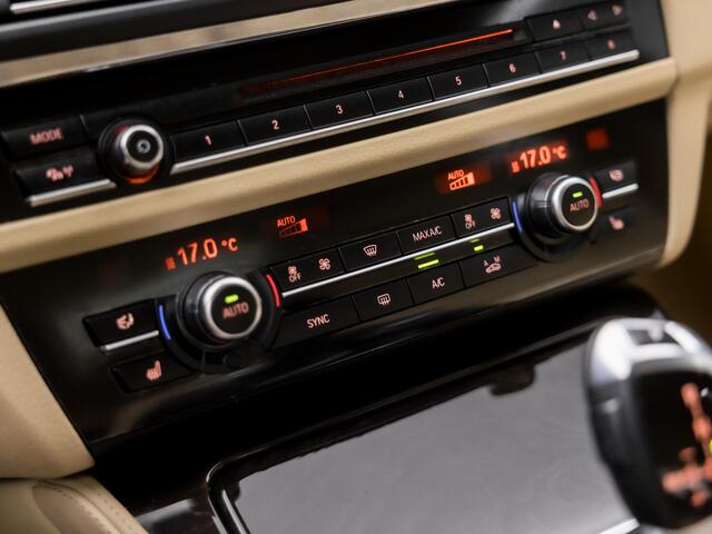 BMW 5-SERIE 535i High Executive 306Pk Automaat (VIRTUAL COCKPIT, 6 CILINDER, GROOT NAVI, GETINT GLAS, MEMORY SEATS, LEDER, STOELVERWARMING, CAMERA, HARMAN/KARDON, XENON, NIEUWE APK, NIEUWSTAAT)