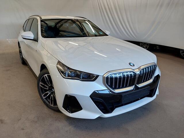 BMW 5-SERIE Touring 520i Touring | M-Sport | Trekhaak | Driving Assistant Plus | Harman Kardon | Standkachel |