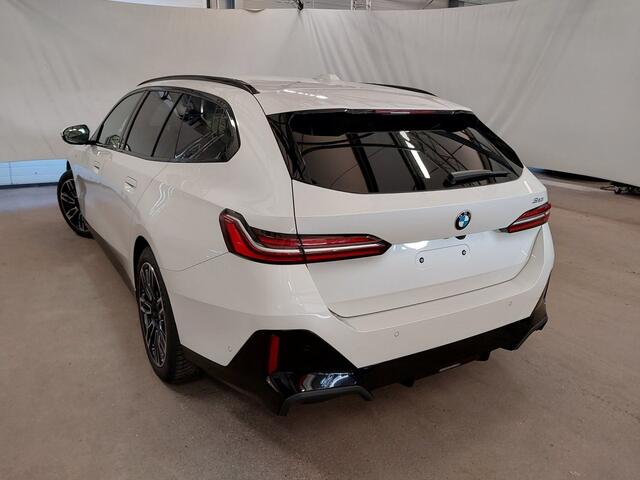 BMW 5-SERIE Touring 520i Touring | M-Sport | Trekhaak | Driving Assistant Plus | Harman Kardon | Standkachel |