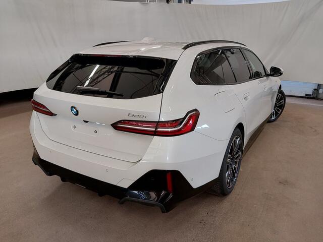 BMW 5-SERIE Touring 520i Touring | M-Sport | Trekhaak | Driving Assistant Plus | Harman Kardon | Standkachel |