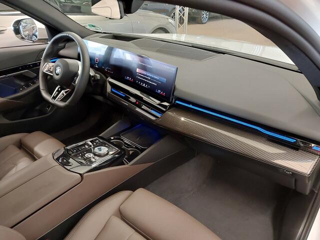 BMW 5-SERIE Touring 520i Touring | M-Sport | Trekhaak | Driving Assistant Plus | Harman Kardon | Standkachel |