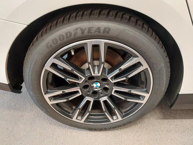 BMW 5-SERIE Touring 520i Touring | M-Sport | Trekhaak | Driving Assistant Plus | Harman Kardon | Standkachel |