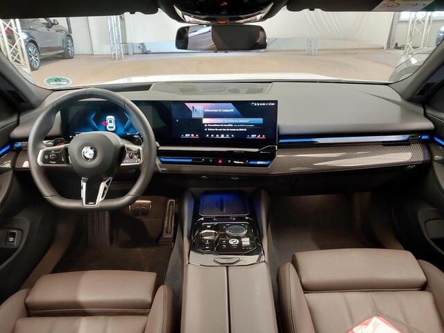 BMW 5-SERIE Touring 520i Touring | M-Sport | Trekhaak | Driving Assistant Plus | Harman Kardon | Standkachel |