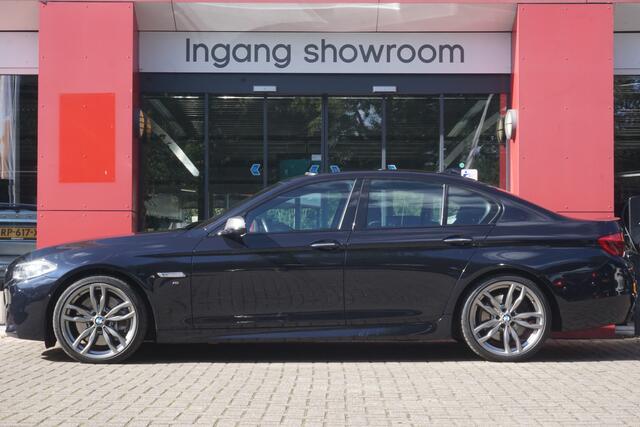 BMW 5-SERIE M550xd | HUD | ACC | Panorama | Softclose | Camera | Harman/Kardon |