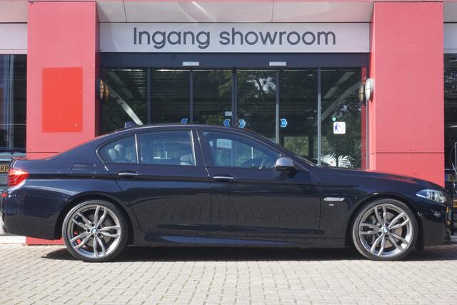BMW 5-SERIE M550xd | HUD | ACC | Panorama | Softclose | Camera | Harman/Kardon |