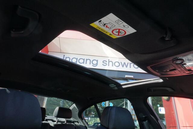 BMW 5-SERIE M550xd | HUD | ACC | Panorama | Softclose | Camera | Harman/Kardon |
