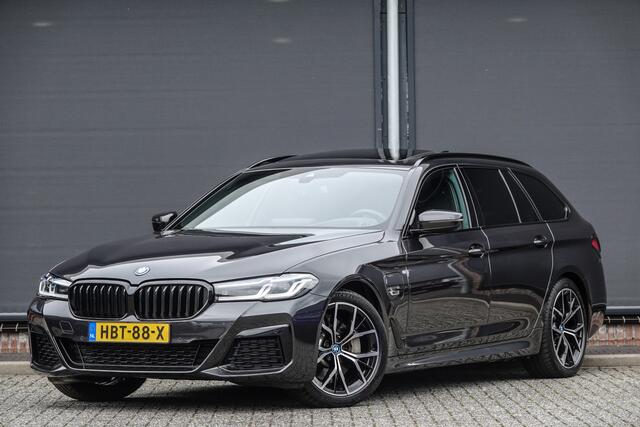 BMW 5-SERIE Touring 530e 292Pk Aut | Plug in Hybride | M-Sport | Panoramadak | Shadowline | Head-Up Display | Achteruitrijcamera | 19''
