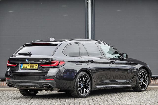 BMW 5-SERIE Touring 530e 292Pk Aut | Plug in Hybride | M-Sport | Panoramadak | Shadowline | Head-Up Display | Achteruitrijcamera | 19''
